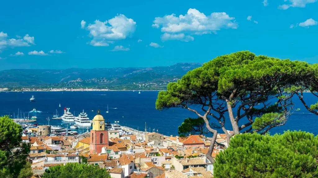 Voiture avec chauffeur Saint Tropez 485be1de 7c26 4f1a 87a4 25454e603d8c saint tropez cote d azur immobilier min 2