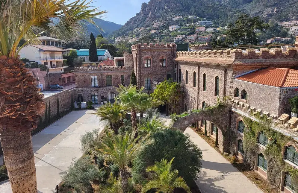 Chauffeur prive Chateau de Theoule a Mandelieu avec vehicule de luxe Azur Limousines 1 1