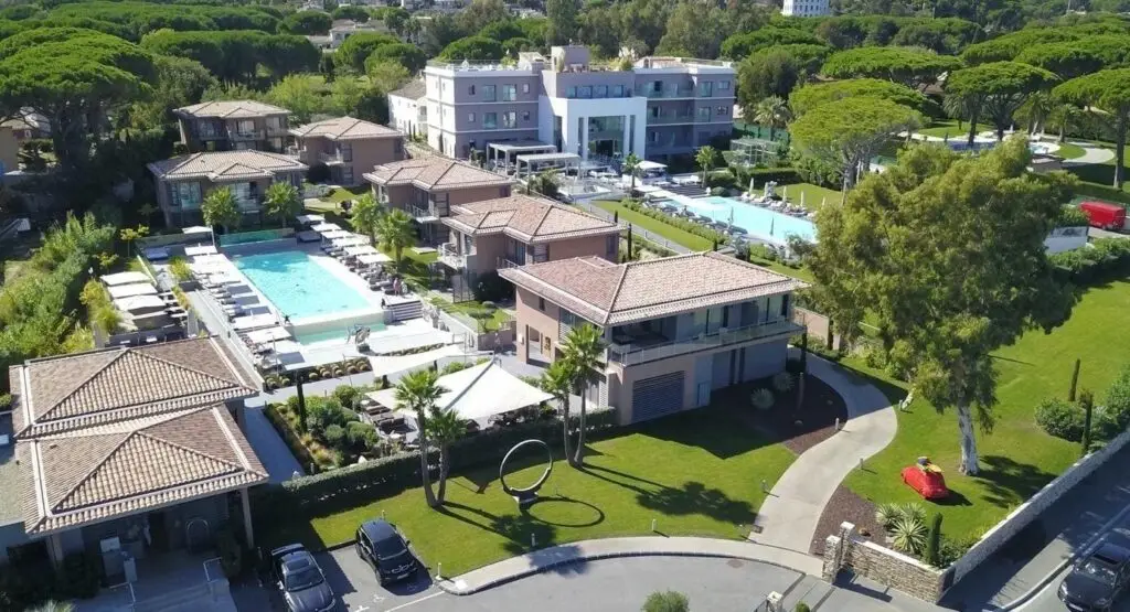 Hotel Kube Saint Tropez Chauffeur prive Hotel Kube Saint Tropez avec vehicule de luxe Azur Limousines 1