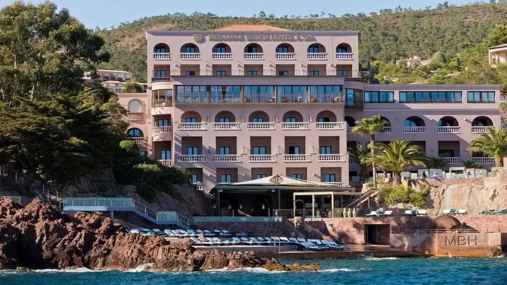 Hôtel Tiara Yaktsa Théoule Chauffeur prive Hotel Tiara Yaktsa Theoule sur Mer avec vehicule de luxe Azur Limousines 1 1