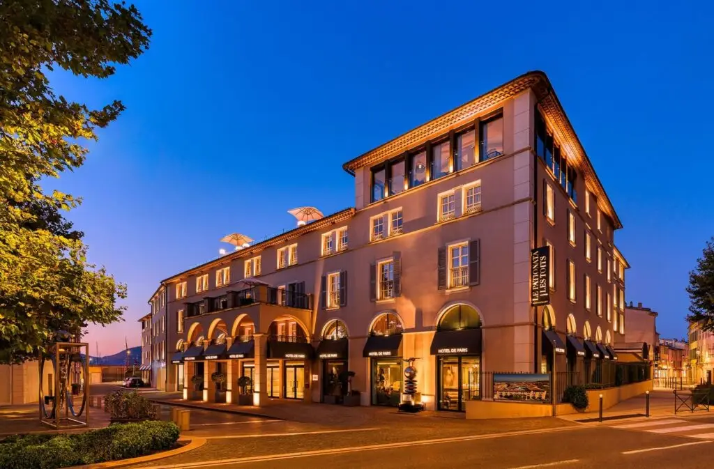 Hôtel de Paris Saint-Tropez Chauffeur prive a lHotel de Paris Saint Tropez avec vehicule de luxe Azur Limousines 1
