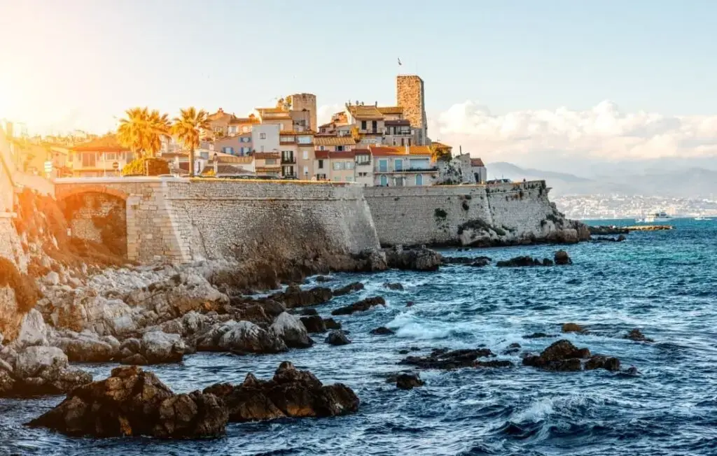 Chauffeur prive pour hotels de luxe a Antibes avec transfert aeroport – Azur Limousines 1